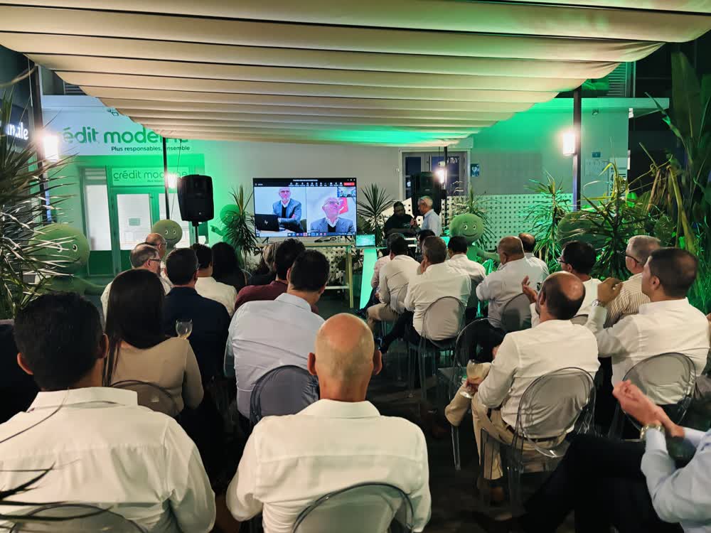 Conférence de séminaire avec habillage lumière aux couleurs de la marque à La Réunion