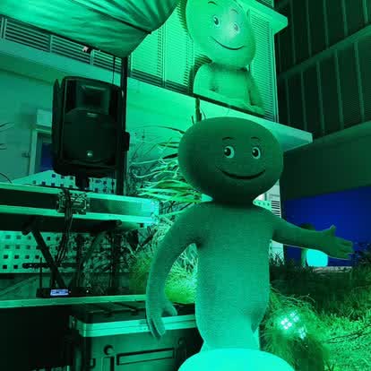 Mascotte d'entreprise présente lors d'un séminaire scénographié à La Réunion