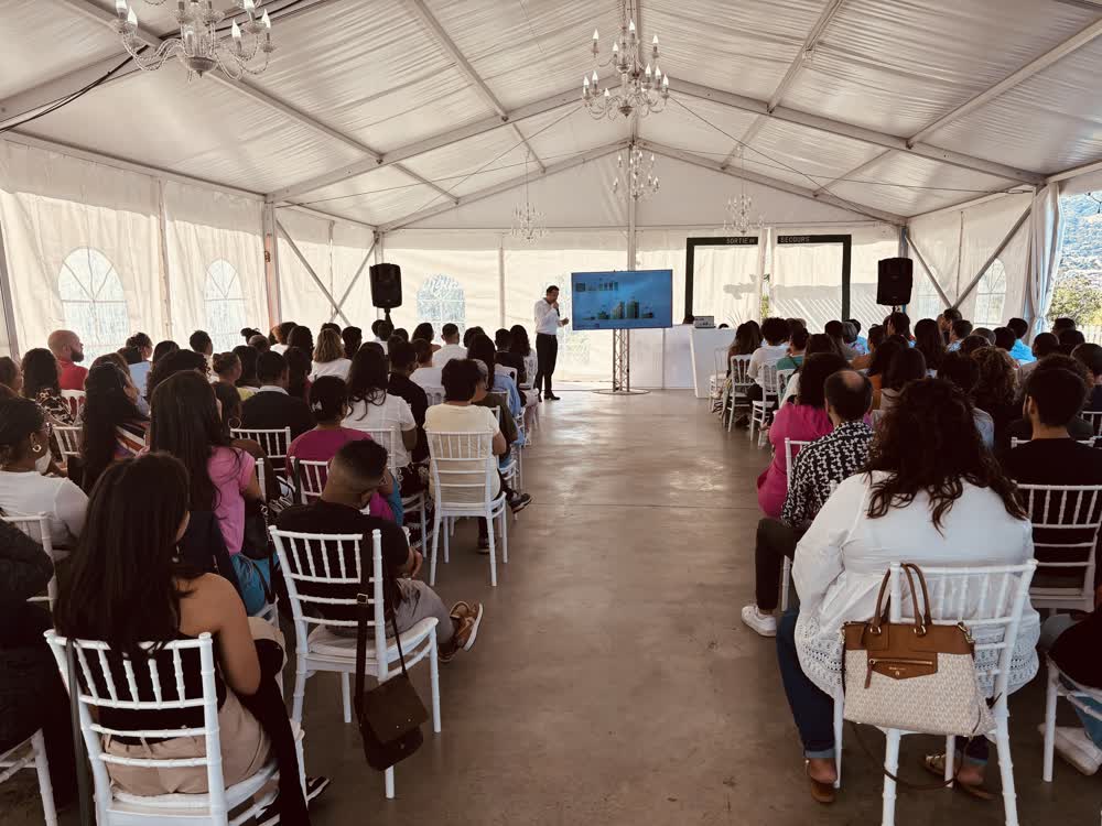 Plénière de séminaire sous chapiteau avec son et écran à La Réunion